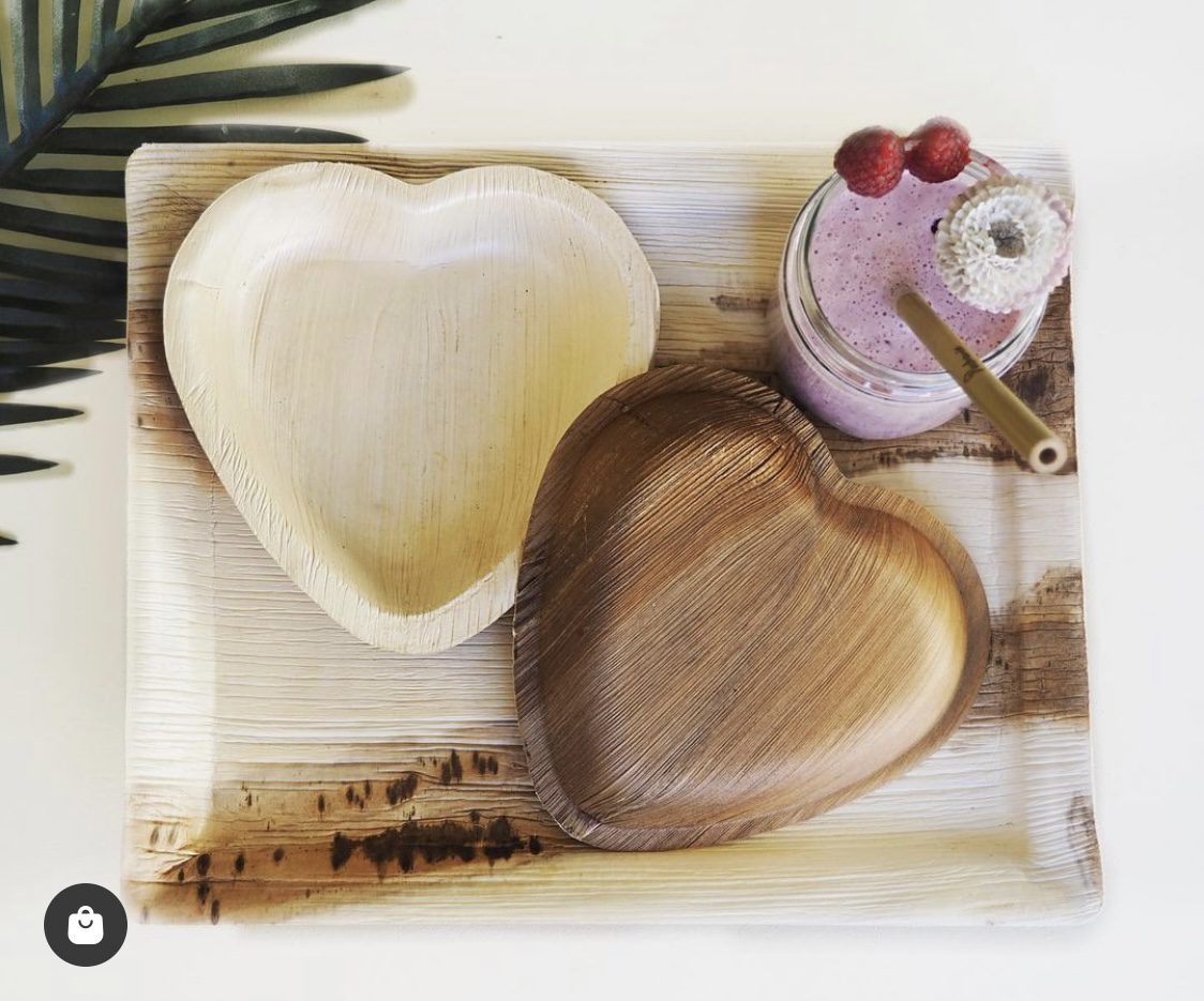 Heart-shaped Ecodyne palm leaf plates with smoothies for Israeli kosher hospitality and event catering