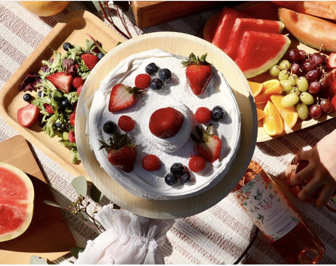 Cake and fresh fruit served on Ecodyne areca palm leaf plate for Spanish wholesale HoReCa and event distributors