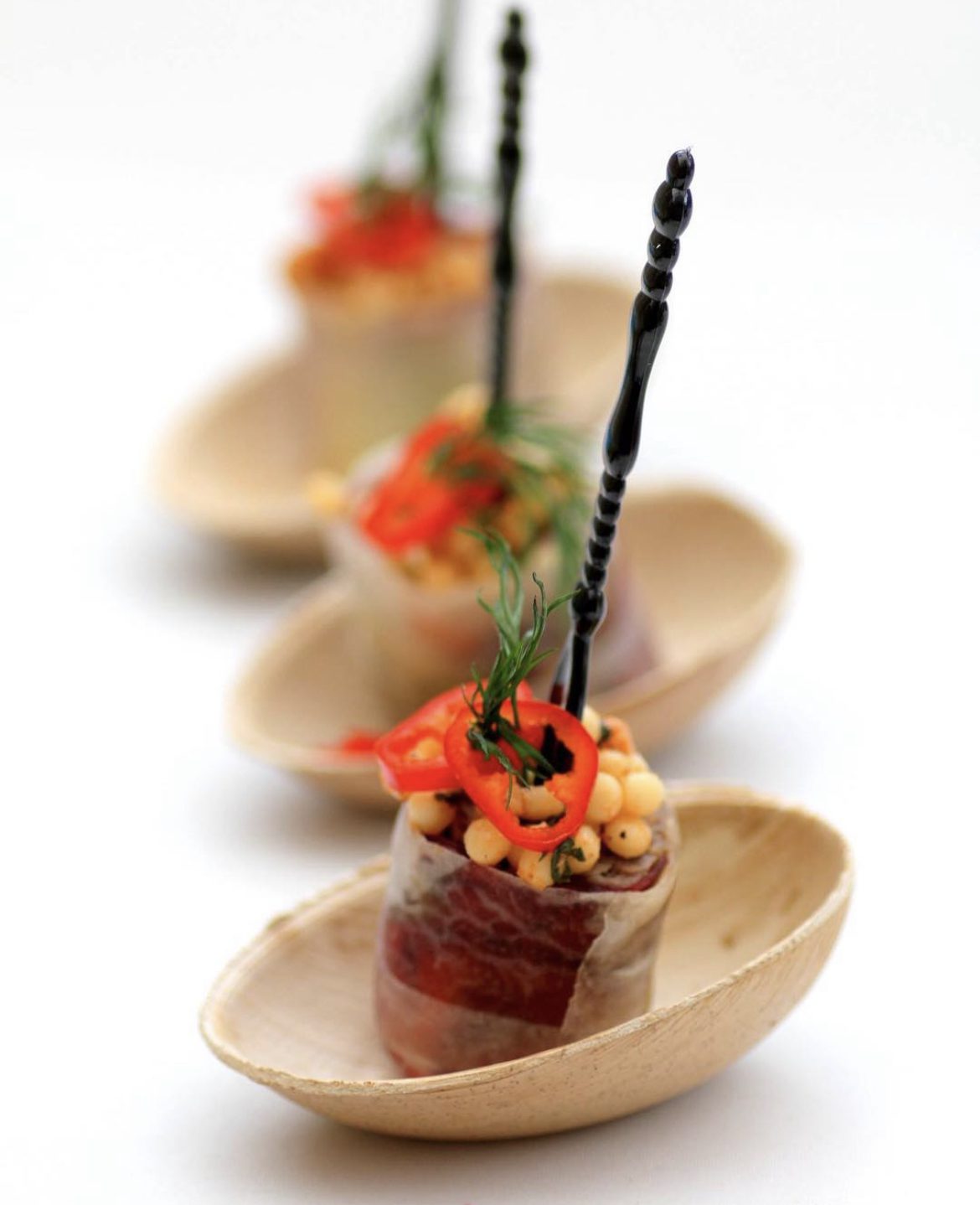 Areca leaf bowls pressed from naturally fallen Areca catechu leaf