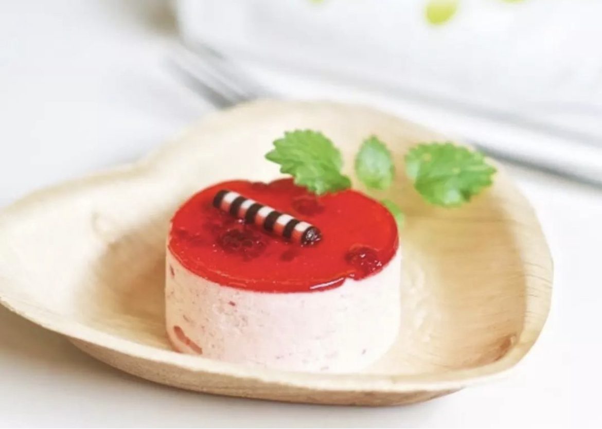 Plated dessert on Ecodyne areca palm leaf plate for Italian wholesale HoReCa and pasticceria distributors